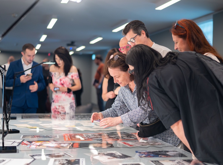 "Greetings from Sarajevo", pogovor z Bojanom Hadžihalilovićem in odprtje mikro razstav v Sivi coni (MGML, SLO), 5. 6. 2025.