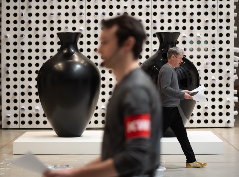 Janez Janša in Kerstin Wagner: »KWH«, gledališki esej v cikli Takorekoč (MGML, SLO), 17. 3. 2025. Na fotografiji: Klemen Kovačič in Janez Janša