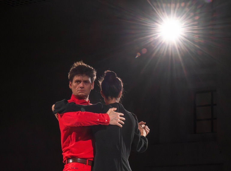 Primož Bezjak & Katarina Stegnar: »A Similar Illusion 1981/2025«, re-performances programme ART VITAL – 12 Years of Ulay / Marina Abramović, Cukrarna Gallery / MGML, 16. 12. 2025.