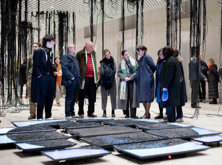 Fosilno sonce, razstava v Cukrarni (MGML, SLO), 2025.