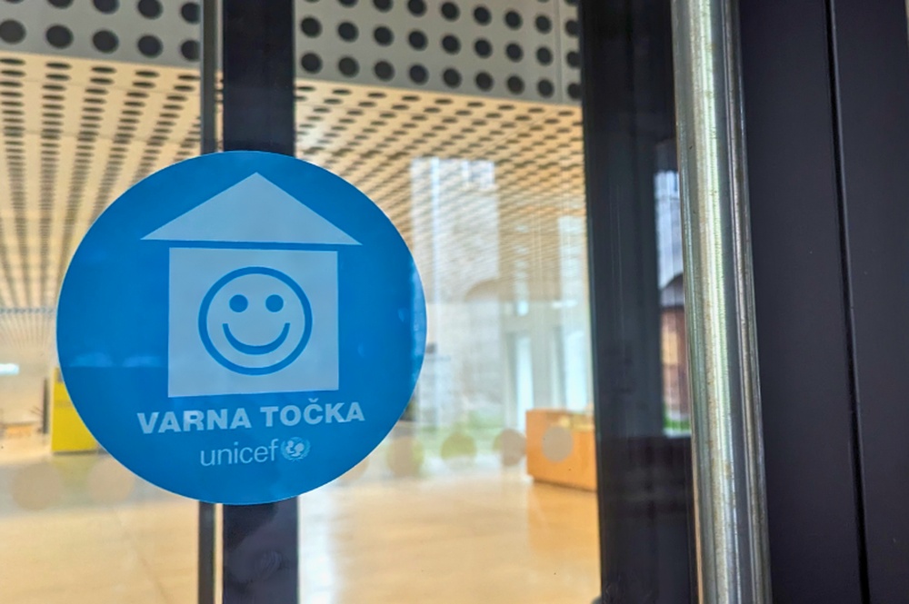 Varne točke prepoznamo po modri nalepki z belo smejočo se hišico.