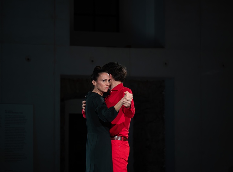 Primož Bezjak & Katarina Stegnar: »A Similar Illusion 1981/2025«, re-performances programme ART VITAL – 12 Years of Ulay / Marina Abramović, Cukrarna Gallery / MGML, 16. 12. 2025.