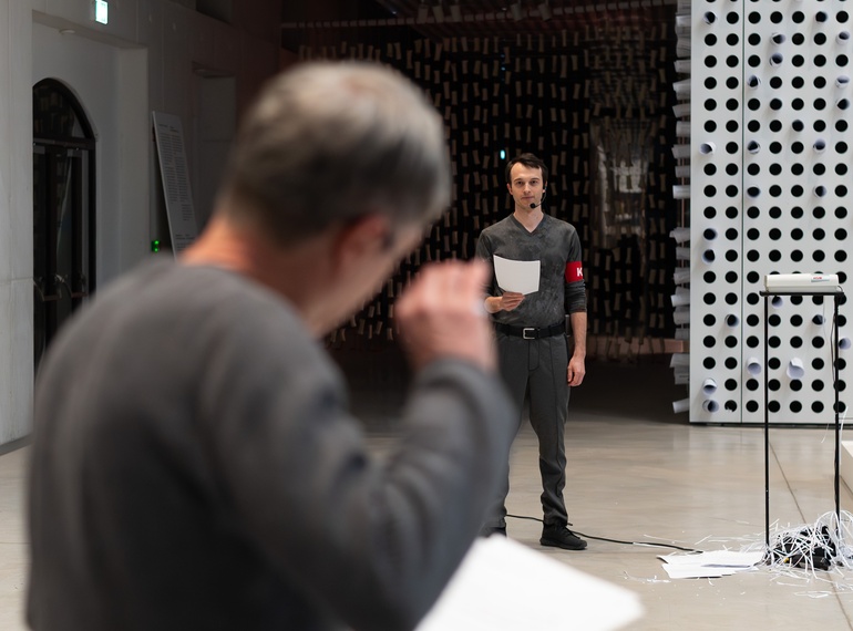 Janez Janša in Kerstin Wagner: »KWH«, gledališki esej v cikli Takorekoč (MGML, SLO), 17. 3. 2025. Na fotografiji: Janez Janša in Klemen Kovačič