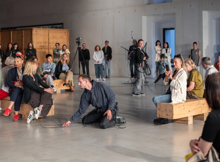 Yein Lee, Luca Büchler: "Poursuivant / Pursuers", performans na odprtju razstave »Komplic« v Cukrarni (MGML, SLO), 21. 5. 2026. Izvajajo Luca Büchler, April Veselko, Anamaria Bagarić.