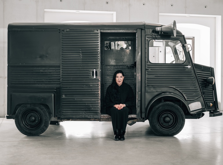 Marina Abramović na razstavi "ART VITAL – 12 let tandema Ulay / Marina Abramović" v Cukrarni (MGML, SLO), 2025.