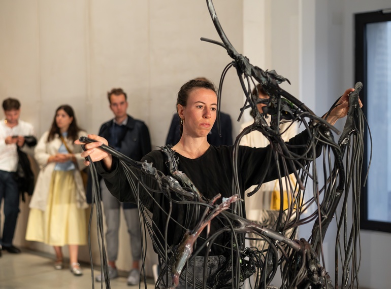 Yein Lee, Luca Büchler: "Poursuivant / Pursuers", performans na odprtju razstave »Komplic« v Cukrarni (MGML, SLO), 21. 5. 2026. Izvajajo Luca Büchler, April Veselko, Anamaria Bagarić.