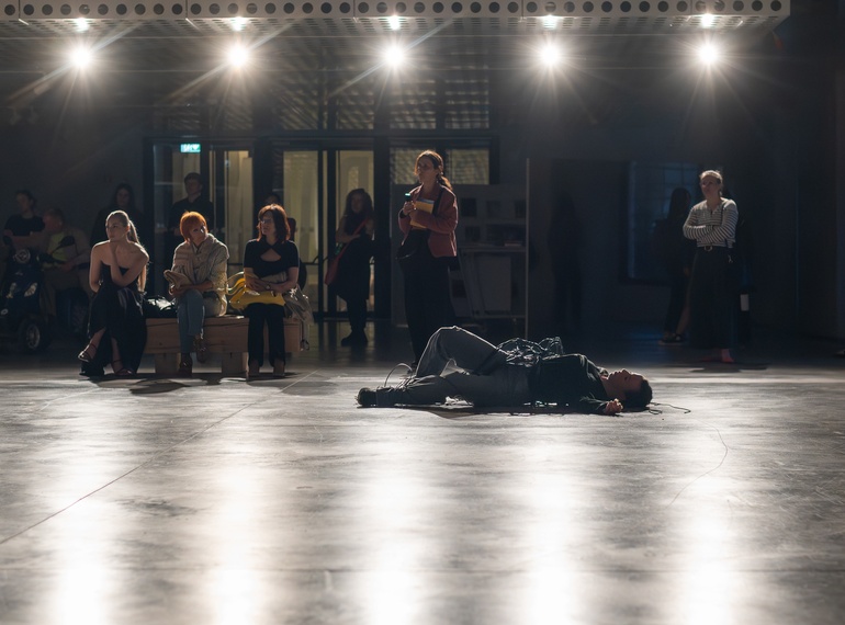 Yein Lee, Luca Büchler: "Poursuivant / Pursuers", performans na odprtju razstave »Komplic« v Cukrarni (MGML, SLO), 21. 5. 2026. Izvajajo Luca Büchler, April Veselko, Anamaria Bagarić.