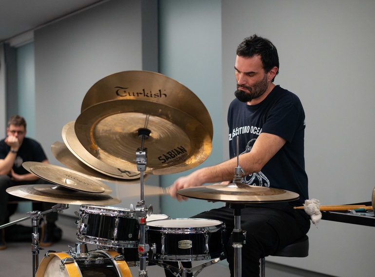 Jaka Berger, "Treatise" v solo izvedbi, predavanje in koncert v Sivi coni