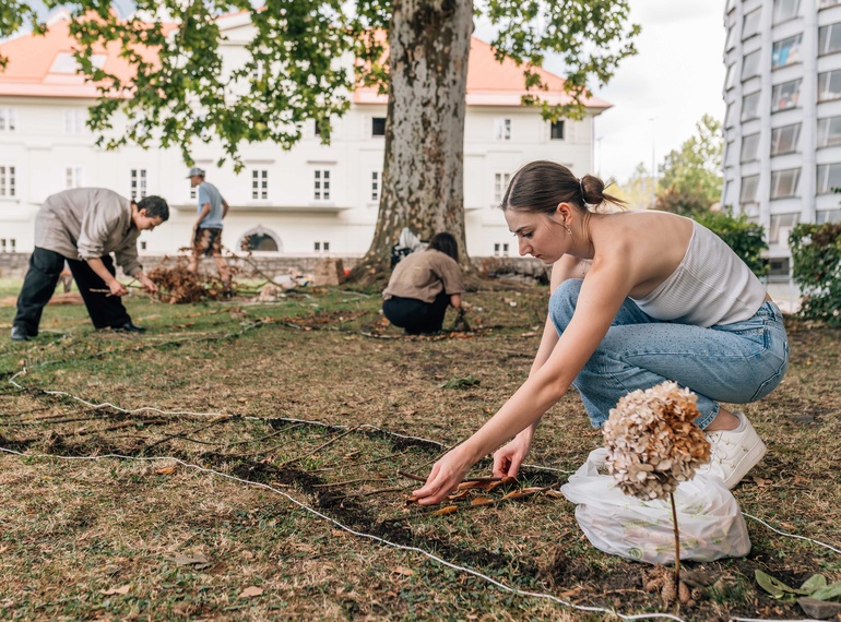 Delavnica "Pokrajina kot platno" v sklopu Poletnega ustvarjalnega laboratorija v Cukrarni, 23. 7. 2026.