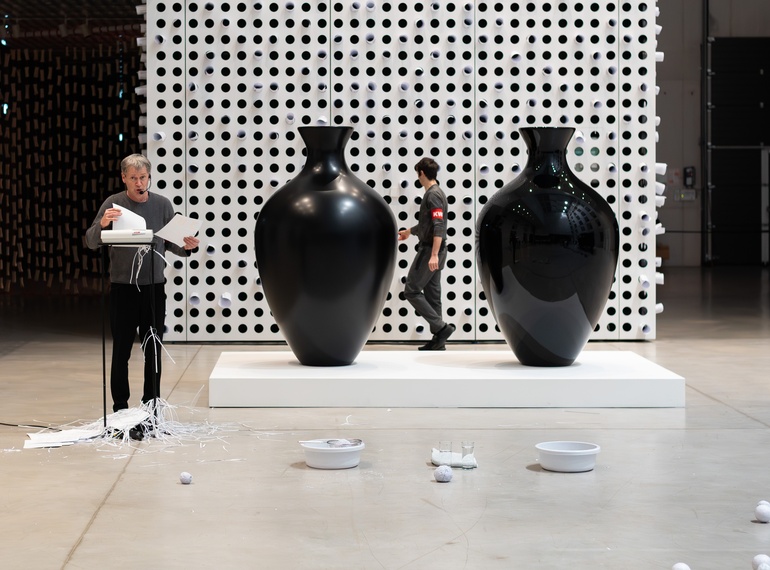 Janez Janša in Kerstin Wagner: »KWH«, gledališki esej v cikli Takorekoč (MGML, SLO), 17. 3. 2025. Na fotografiji: Janez Janša in Klemen Kovačič