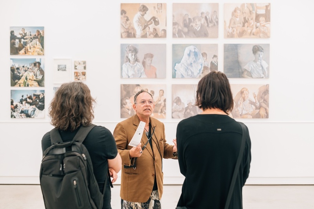 Adrian Paci: Valovi in pogledi. Razstava v Cukrarni Adrian Paci: Valovi in pogledi (MGML, SLO), 2024.