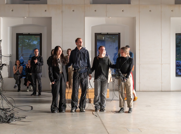Yein Lee, Luca Büchler: "Poursuivant / Pursuers", performans na odprtju razstave »Komplic« v Cukrarni (MGML, SLO), 21. 5. 2026. Izvajajo Luca Büchler, April Veselko, Anamaria Bagarić.