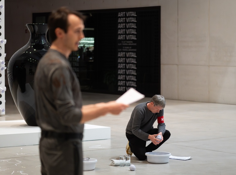 Janez Janša in Kerstin Wagner: »KWH«, gledališki esej v cikli Takorekoč (MGML, SLO), 17. 3. 2025. Na fotografiji: Klemen Kovačič in Janez Janša