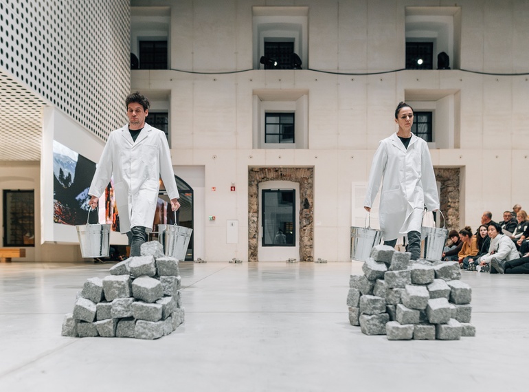 Reperfromans "Work Relation", izvajata Katarina Stegnar in Primož Bezjak, v Cukrarni (MGML, SLO), 9. 12. 2025.