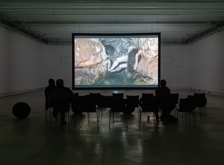 VestAndPage: STRATA, PERFORMATIVA I., Cukrarna/MGML, 2024.