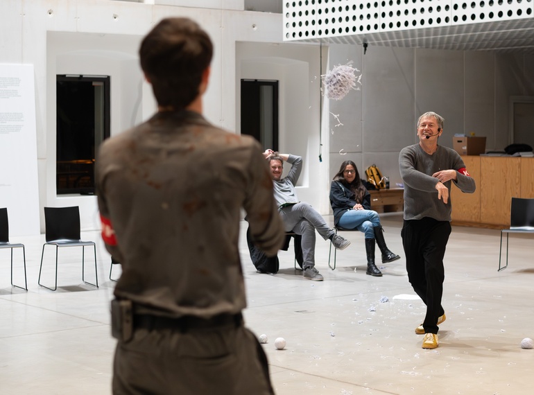 Janez Janša in Kerstin Wagner: »KWH«, gledališki esej v cikli Takorekoč (MGML, SLO), 17. 3. 2025. Na fotografiji: Klemen Kovačič in Janez Janša