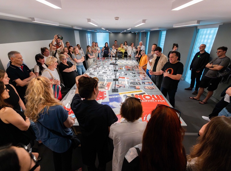 "Greetings from Sarajevo", pogovor z Bojanom Hadžihalilovićem in odprtje mikro razstav v Sivi coni (MGML, SLO), 5. 6. 2025.