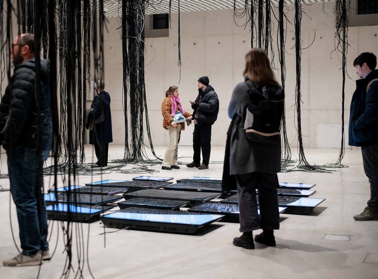 Fosilno sonce, razstava v Cukrarni (MGML, SLO), 2025.