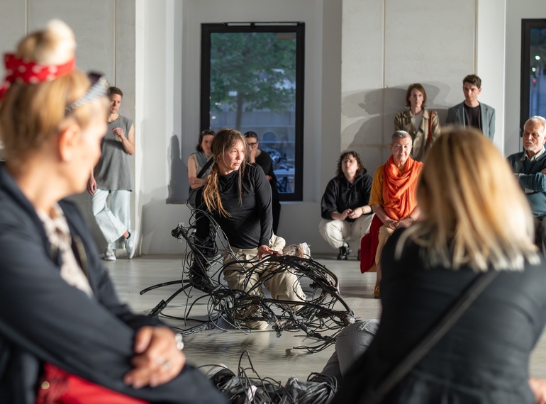 Yein Lee, Luca Büchler: "Poursuivant / Pursuers", performans na odprtju razstave »Komplic« v Cukrarni (MGML, SLO), 21. 5. 2026. Izvajajo Luca Büchler, April Veselko, Anamaria Bagarić.