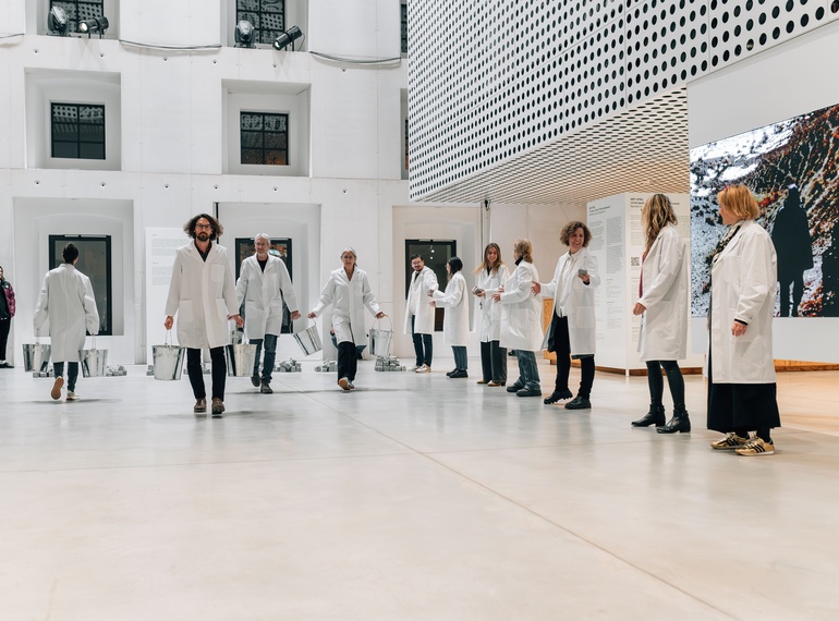 Primož Bezjak & Katarina Stegnar: Work Relation (1978/2025), re-performances programme ART VITAL – 12 Years of Ulay / Marina Abramović, Cukrarna Gallery / MGML, 9. 12. 2025.