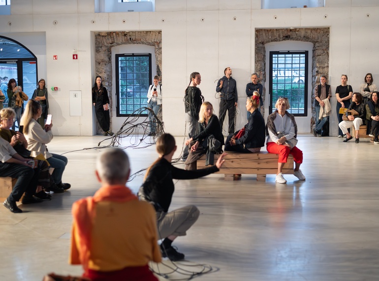 Yein Lee, Luca Büchler: "Poursuivant / Pursuers", performans na odprtju razstave »Komplic« v Cukrarni (MGML, SLO), 21. 5. 2026. Izvajajo Luca Büchler, April Veselko, Anamaria Bagarić.