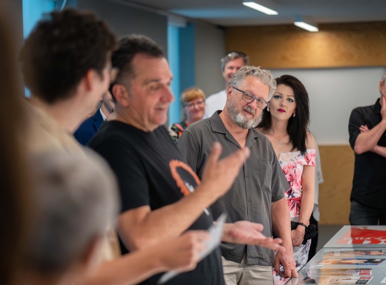 "Greetings from Sarajevo", pogovor z Bojanom Hadžihalilovićem in odprtje mikro razstav v Sivi coni (MGML, SLO), 5. 6. 2025.