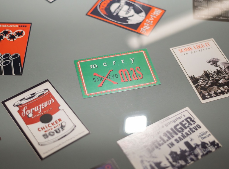 "Greetings from Sarajevo", pogovor z Bojanom Hadžihalilovićem in odprtje mikro razstav v Sivi coni (MGML, SLO), 5. 6. 2025.