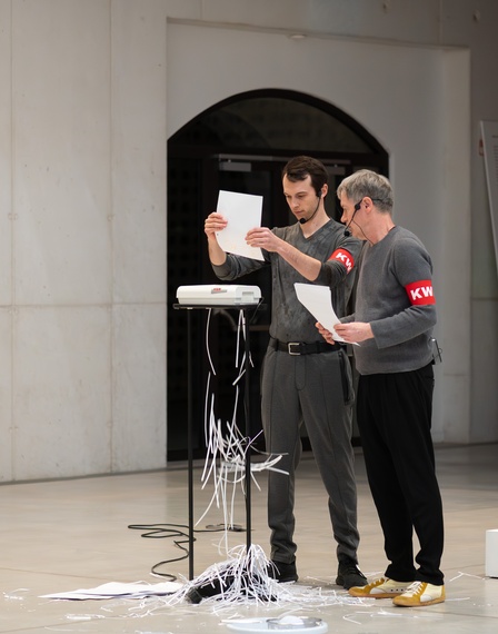 Janez Janša in Kerstin Wagner: »KWH«, gledališki esej v cikli Takorekoč (MGML, SLO), 17. 3. 2025. Na fotografiji: Klemen Kovačič in Janez Janša