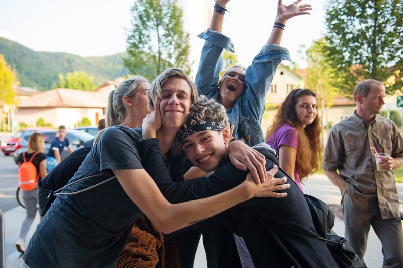 DATE WITHOUT SWIPING (LOVE OFFLINE)