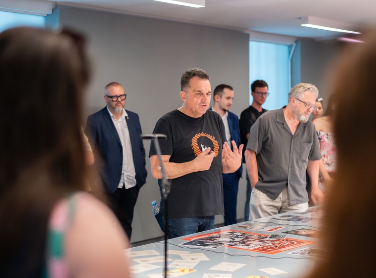 "Greetings from Sarajevo", pogovor z Bojanom Hadžihalilovićem in odprtje mikro razstav v Sivi coni (MGML, SLO), 5. 6. 2025.