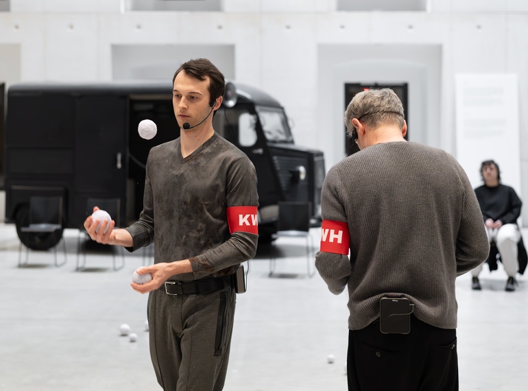 Janez Janša in Kerstin Wagner: »KWH«, gledališki esej v cikli Takorekoč (MGML, SLO), 17. 3. 2025. Na fotografiji: Klemen Kovačič in Janez Janša