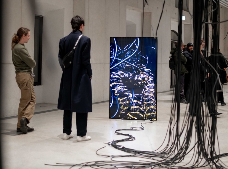 Fosilno sonce, razstava v Cukrarni (MGML, SLO), 2025.