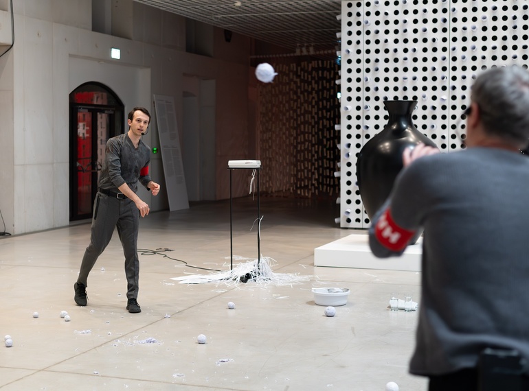 Janez Janša in Kerstin Wagner: »KWH«, gledališki esej v cikli Takorekoč (MGML, SLO), 17. 3. 2025. Na fotografiji: Klemen Kovačič in Janez Janša