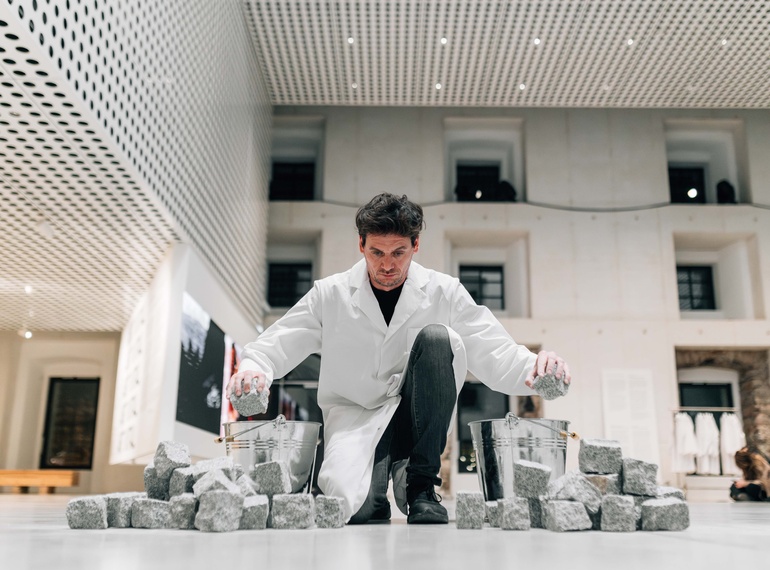 Primož Bezjak & Katarina Stegnar: Work Relation (1978/2025), re-performances programme ART VITAL – 12 Years of Ulay / Marina Abramović, Cukrarna Gallery / MGML, 9. 12. 2025.