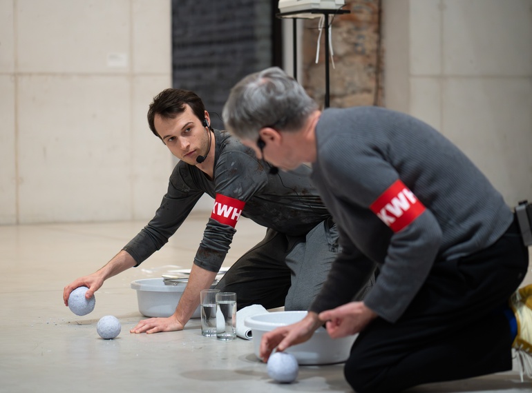 Janez Janša in Kerstin Wagner: »KWH«, gledališki esej v cikli Takorekoč (MGML, SLO), 17. 3. 2025. Na fotografiji: Klemen Kovačič in Janez Janša