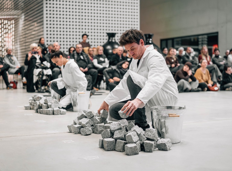 Primož Bezjak & Katarina Stegnar: Work Relation (1978/2025), re-performances programme ART VITAL – 12 Years of Ulay / Marina Abramović, Cukrarna Gallery / MGML, 9. 12. 2025.