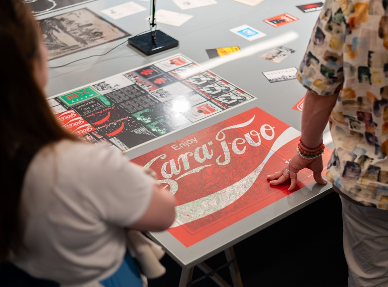 "Greetings from Sarajevo", pogovor z Bojanom Hadžihalilovićem in odprtje mikro razstav v Sivi coni (MGML, SLO), 5. 6. 2025.