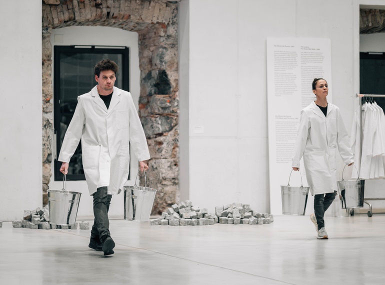 Primož Bezjak & Katarina Stegnar: Work Relation (1978/2025), re-performances programme ART VITAL – 12 Years of Ulay / Marina Abramović, Cukrarna Gallery / MGML, 9. 12. 2025.