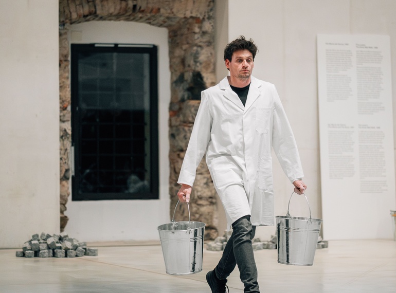Primož Bezjak & Katarina Stegnar: Work Relation (1978/2025), re-performances programme ART VITAL – 12 Years of Ulay / Marina Abramović, Cukrarna Gallery / MGML, 9. 12. 2025.
