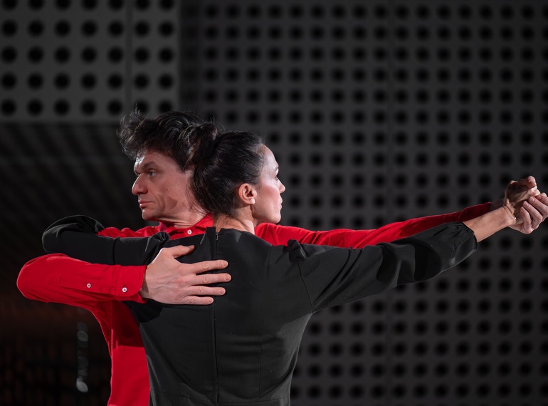 Primož Bezjak & Katarina Stegnar: »A Similar Illusion 1981/2025«, re-performances programme ART VITAL – 12 Years of Ulay / Marina Abramović, Cukrarna Gallery / MGML, 16. 12. 2025.